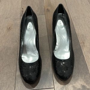 Tahari heels size 8
